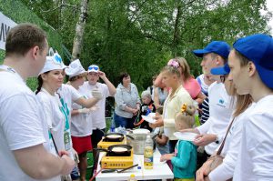 Master class on baking pancakes in city park